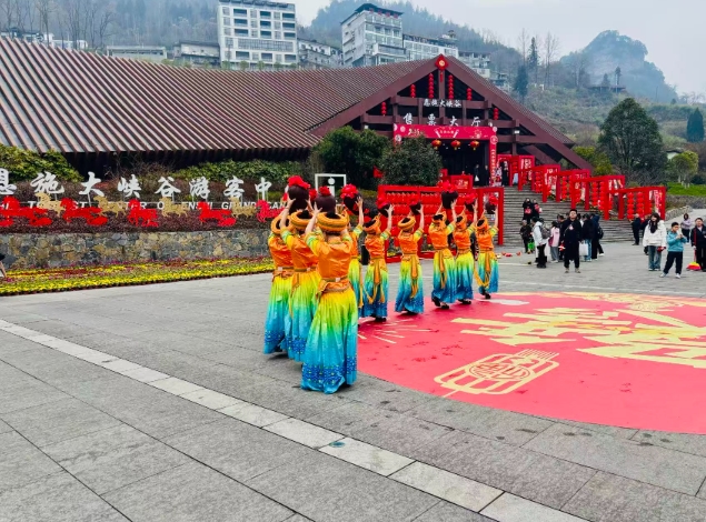 春节假期文旅市场活力足，多家景区实现马年新春开门红
