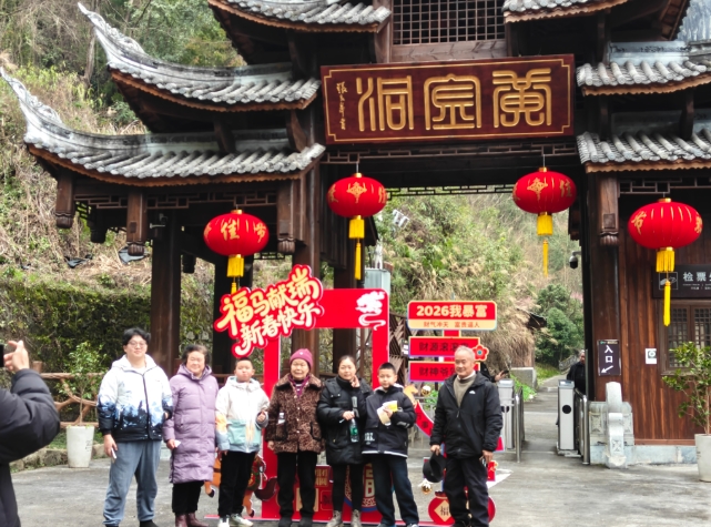 春节假期文旅市场活力足，多家景区实现马年新春开门红